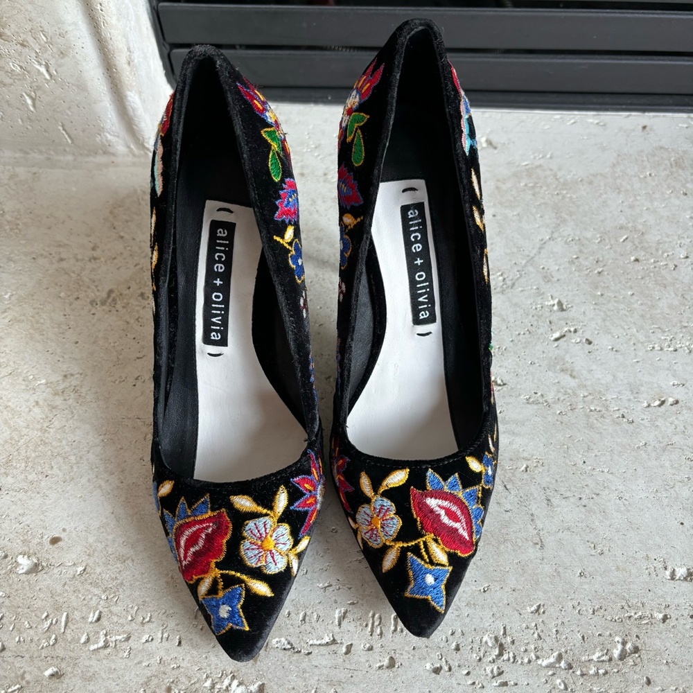 NEW Alice + Olivia Dina Embroidered Point Toe Pump Size 36